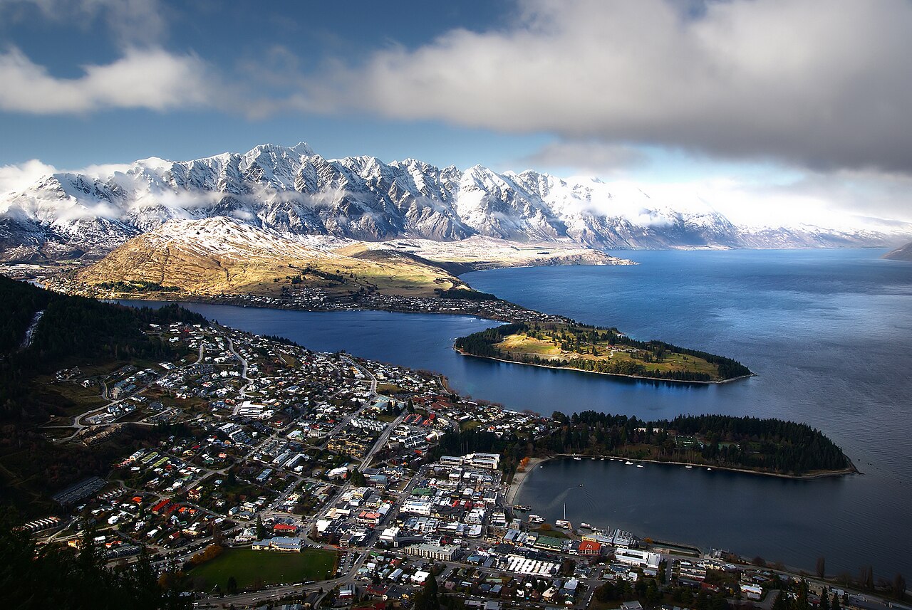 Queenstown townscape on the edge of Lake Wakatipu with the dramatic Remarkables mountains in the background